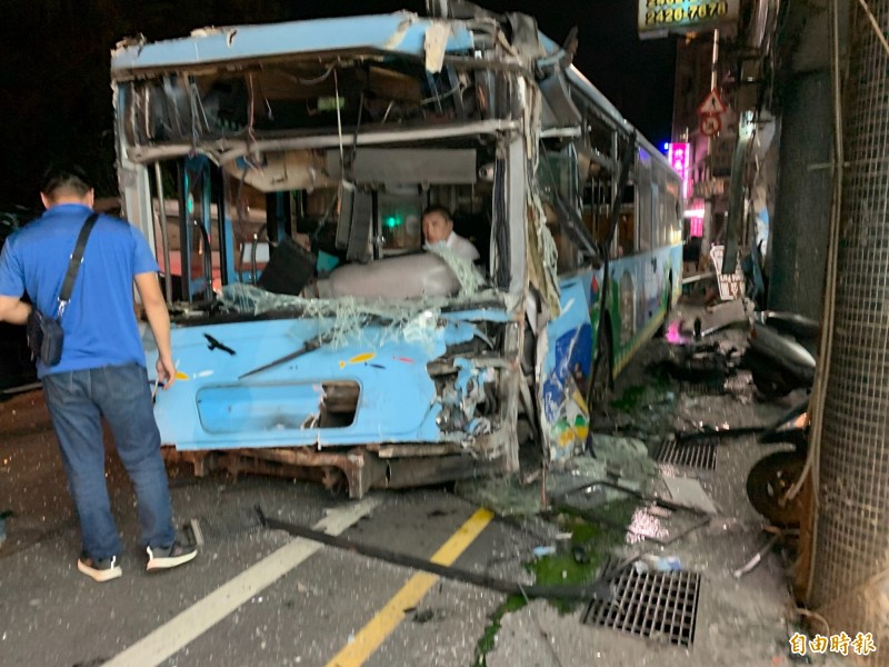 基隆公車暴衝連環車禍 車頭全毀 多輛汽機車撞爛 10人以上受傷 《戲谷777娛樂城》天天玩樂的好所在