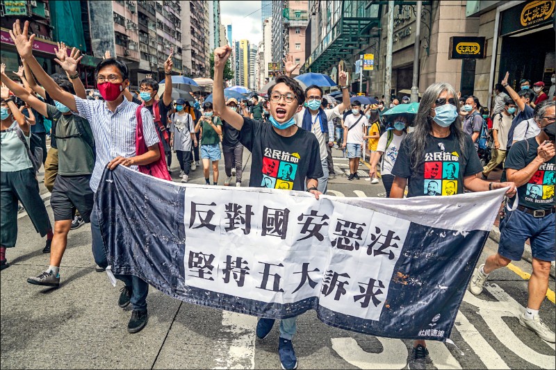 【國際】香港黑警6日晨大逮捕 50多名民主人士 陸委會:東方明珠變「東方煉獄」