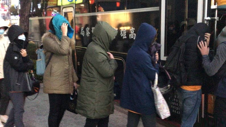 【社會】嘉義「博奕大亨」陳盈助 警調突擊商辦用巴士載回30多名嫌疑犯