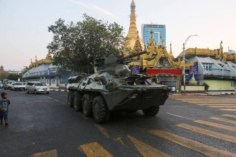 【國際】緬甸政變局勢緊張！仰光街上部署裝甲車、凌晨第3度斷網