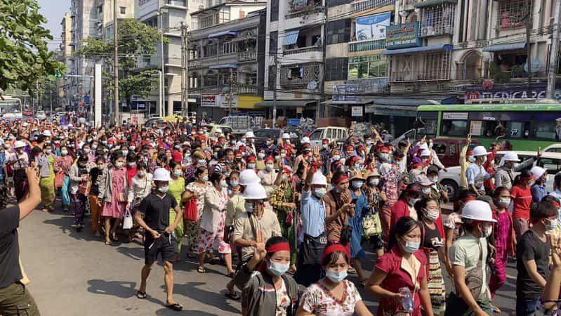 【國際】緬甸軍隊政變引發民怨！緬甸數千人上街抗議 軍方斷網伺候 民眾用VPN連回