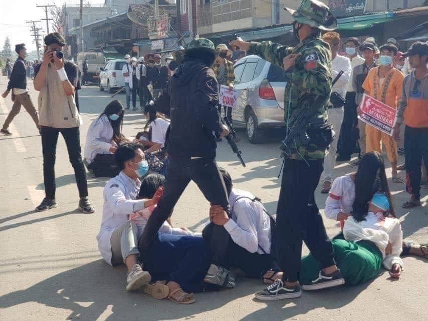 【國際】緬甸軍政變殘忍開槍 毆打虐殺 示威者已超過250死 公職醫護人員群體罷工