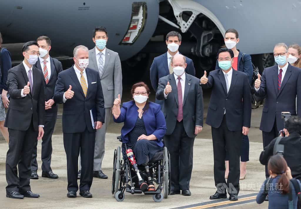 美國參議員訪團抵台 宣布將捐贈台灣75萬劑疫苗