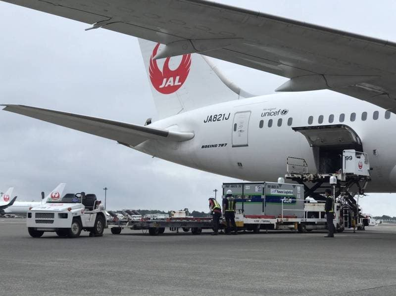 日本贈與台灣第2批AZ疫苗113萬劑 運抵桃園國際機場 下午2點19分抵達