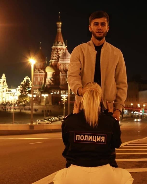 俄羅斯網紅情侶教堂前拍壓頭照 遭判入獄10個月