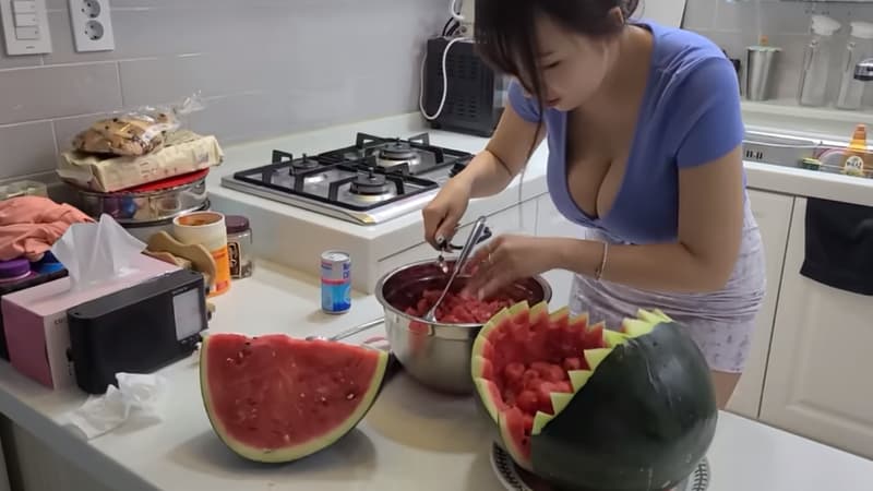 南韓網紅教學用西瓜做甜品 精緻刀法配爆乳火辣身材 : 請問有幾顆大西瓜