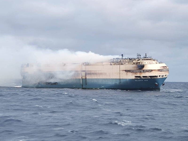 高级貨輪滿載4千輛保時捷、藍寶堅尼海上火燒數日 福斯損失恐逾43億元