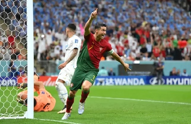 世界杯》B費梅開二度葡萄牙2-0勝烏拉圭提前出線