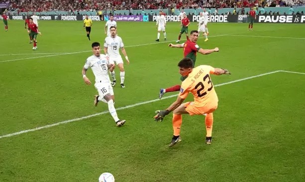 世界杯》B費梅開二度葡萄牙2-0勝烏拉圭提前出線