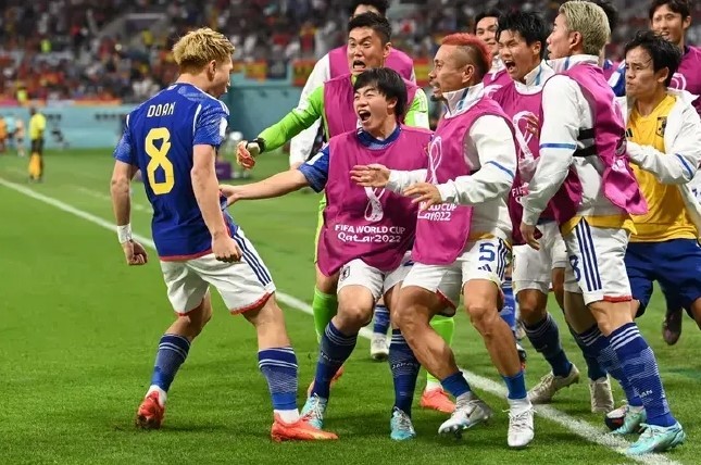 世界杯》日本爆冷2-1逆轉勝奪頭名 攜手西班牙出線